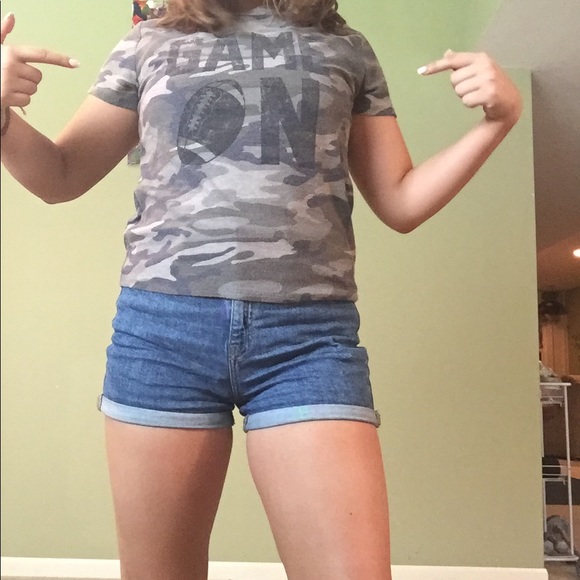 Buckle Tee - Picture 2 of 3